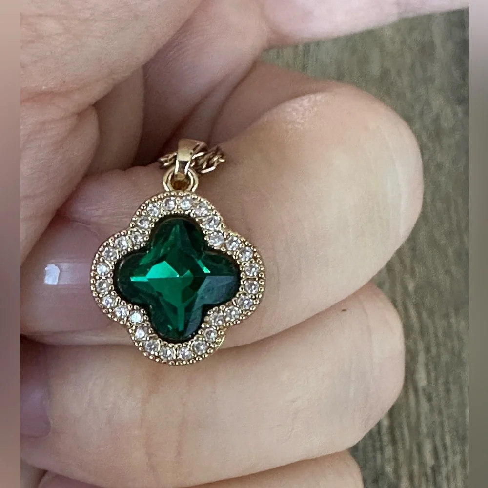 Necklace with green accent